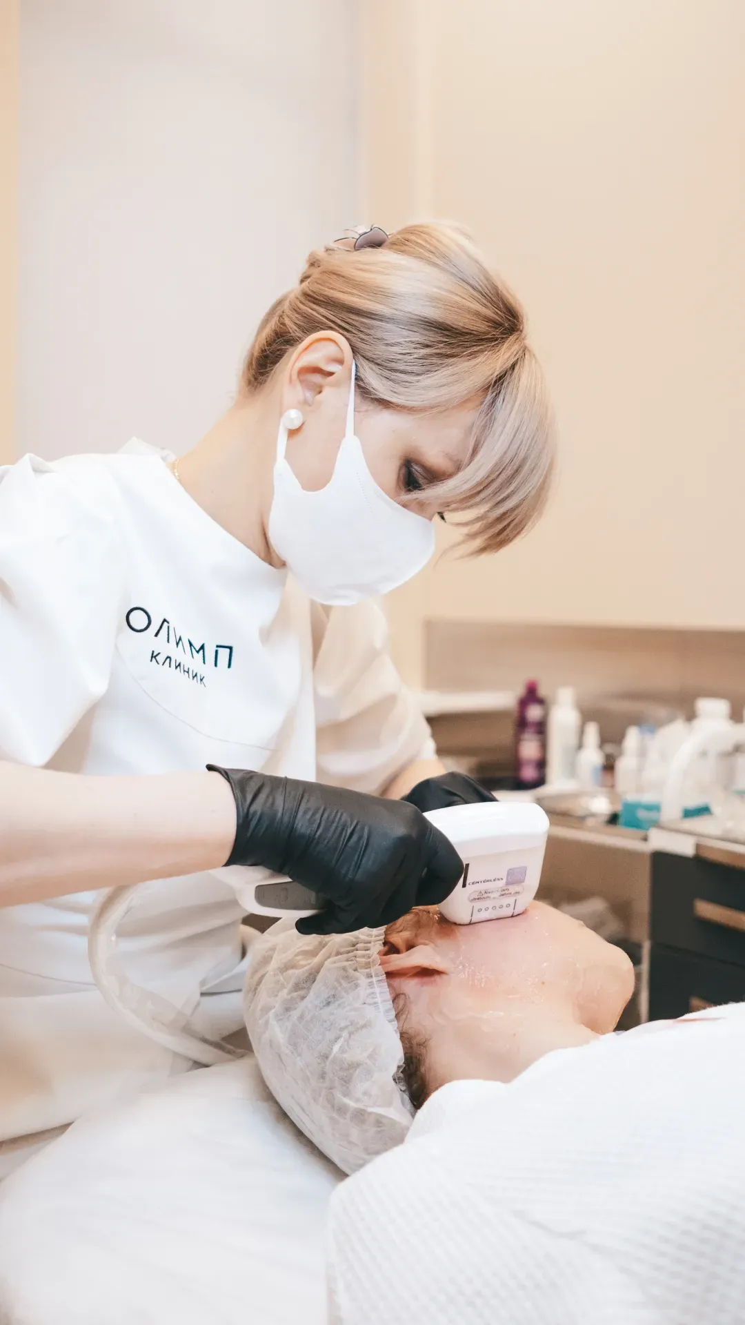 The specialist uses the best techniques to preserve the beauty and youth of the skin