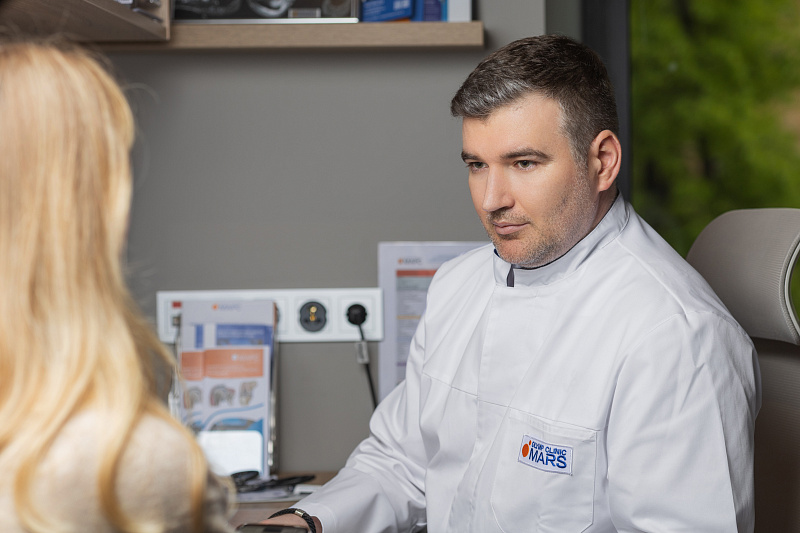 He is skilled in microsurgery and supermicrosurgery, performs diagnostics of the lymphatic system, and surgeries for limb lymphedema.