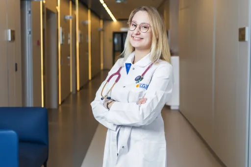 Treats each patient according to their individual needs, taking into account their clinical and functional characteristics.