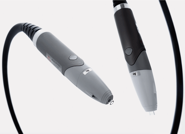 При воздействии плазмы активные частицы взаимодействуют с клетками кожи. 