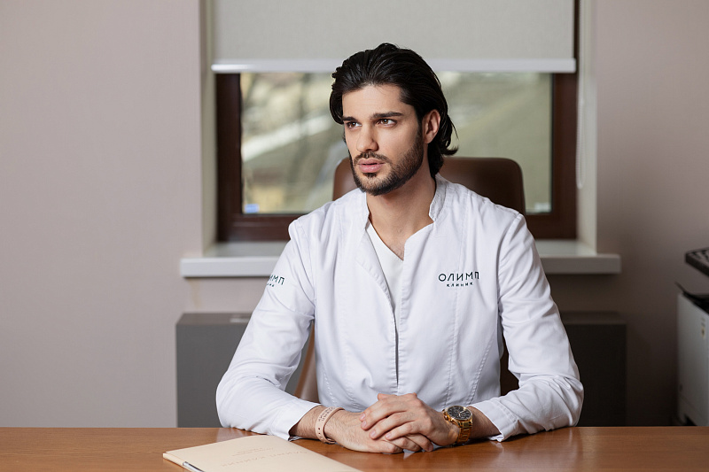 В антивозрастной медицине Арсен Сергеевич работает с качеством кожи и контурами лица и тела