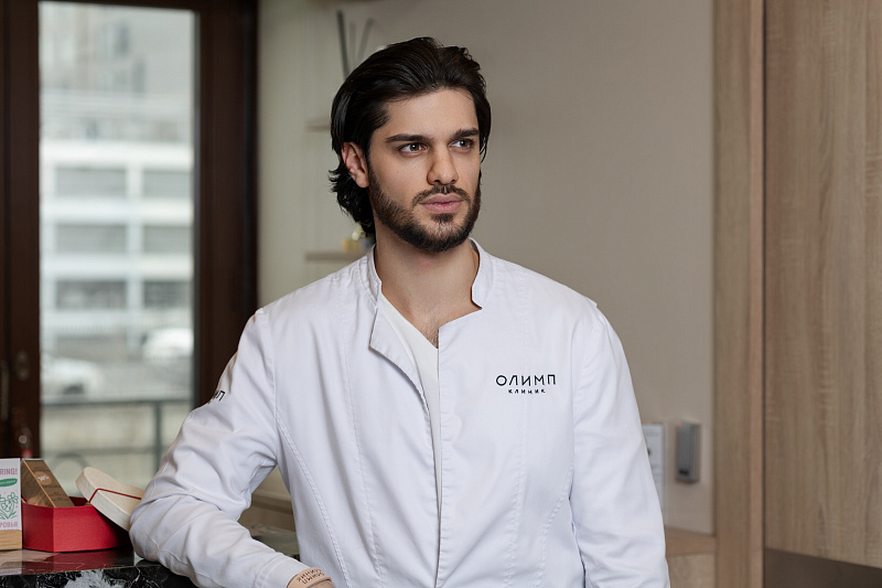 Третий вектор — наука: Арсен Сергеевич совмещает практику с активной научной деятельностью, выступает спикером профильных конгрессов.