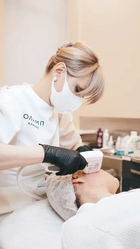 Специалист использует лучшие методики для сохранения красоты и молодости кожи