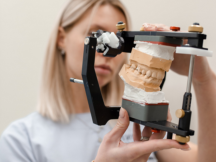 Во время исследования на пациента устанавливается специальная система с датчиками, которая фиксирует движения нижней челюсти.