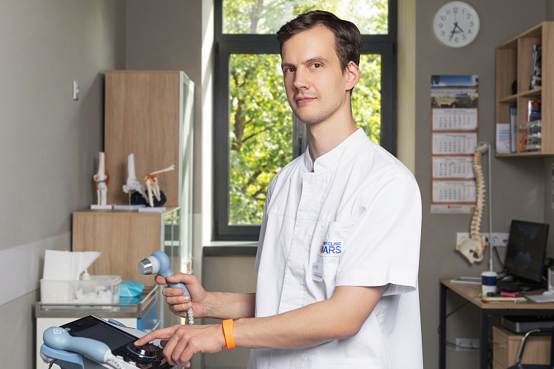 В своей работе использую международные концепции мануальной терапии, техники остеопатии и физиотерапию.