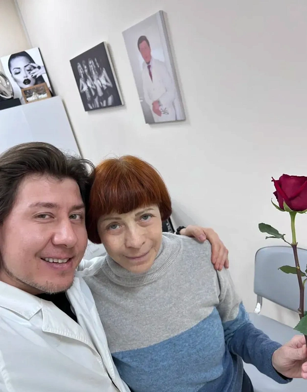 Сегодня 8 марта и ко мне заходила прекрасная дама. Ей 67 лет, и два года назад я делал ей фейслифт. Она чувствует себя молодой, желанной, красивой!