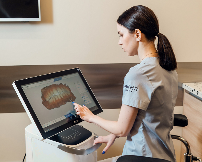 Во время процедуры врач проводит сканером по поверхности зубов. 