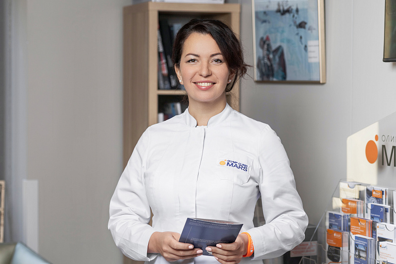 Ведет пациентов  с 3х лет с установленными заболеваниями: