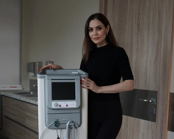 Thermage работает на основе радиочастотной энергии, преобразуя ее в тепло, которое проникает в кожу благодаря специальному наконечнику.
