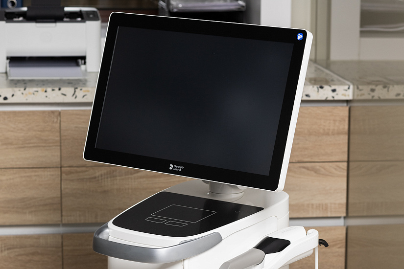 Сканер работает с естественной цветопередачей, поэтому врач может оценить не только форму, но и оттенок зубов.